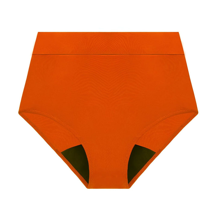 Culotte taille haute orange vif sur fond blanc. Sous-vêtement féminin confortable et élégant, parfait pour le quotidien. Mode et lingerie tendance.