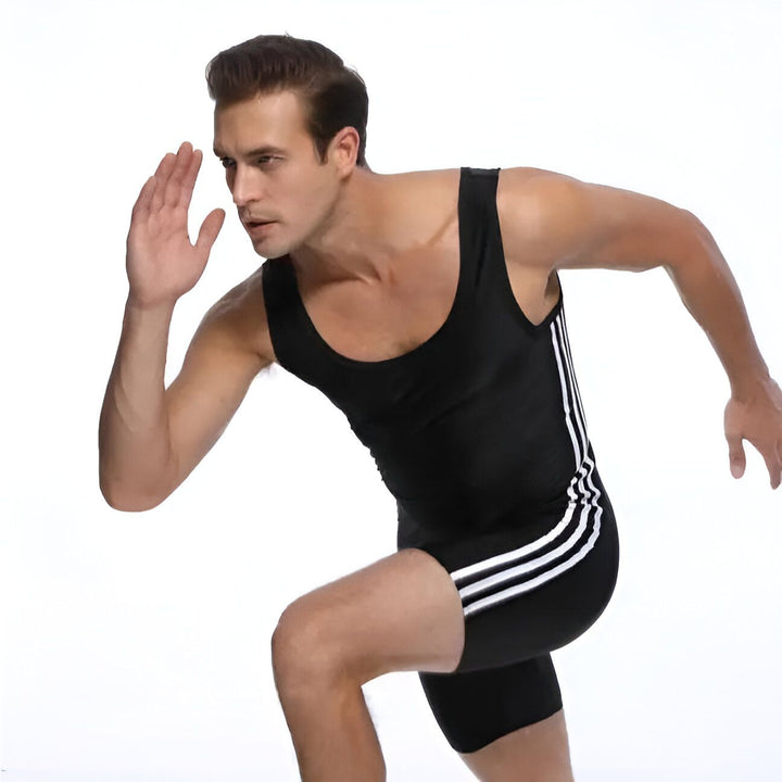 Un homme portant un justaucorps de lutte noir avec trois bandes blanches sur le côté. Vêtement de sport moulant, idéal pour la compétition ou l'entraînement. Athlète en tenue de lutte.