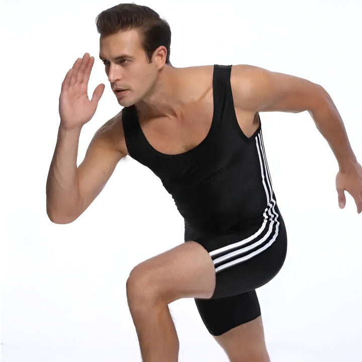 Un homme en justaucorps de lutte noir avec rayures blanches, criant et poings serrés.