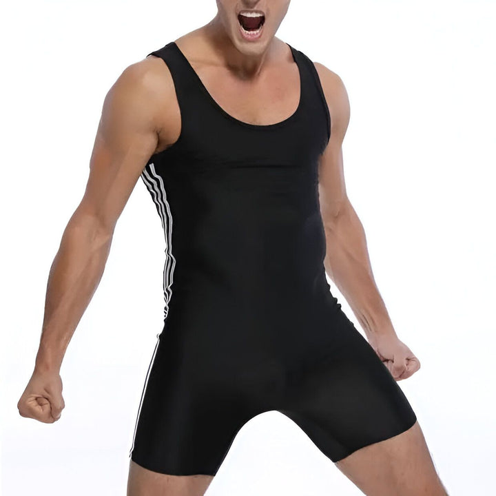 Homme en justaucorps noir avec des rayures blanches, en position de course.