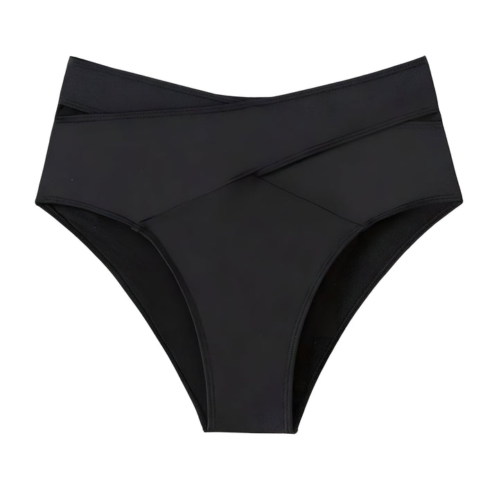 Culotte de maillot de bain noire croisée sur le devant, mise en valeur par des mains féminines aux ongles soignés et ornées de bagues. Gros plan sur le bas du corps d'une femme, idéal pour la mode estivale et les tendances balnéaires.