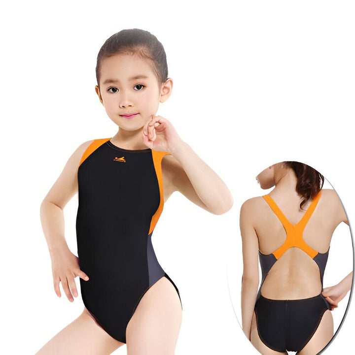 Une jeune fille porte un maillot de bain noir, rose et violet. Vue de face et de dos, le maillot présente des bretelles roses et un design croisé au dos. Idéal pour la natation et les activités aquatiques.