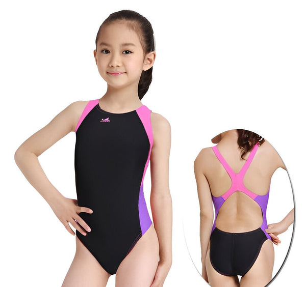 Jeune fille portant un maillot de bain noir et orange, coupe athlétique. Détail du dos avec bretelles croisées orange sur fond noir. Idéal pour la natation et les compétitions.