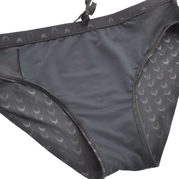 Slip de bain noir pour homme de la marque Keep Diving, avec un motif discret et le logo de la marque sur le côté. Idéal pour la natation et la plongée.