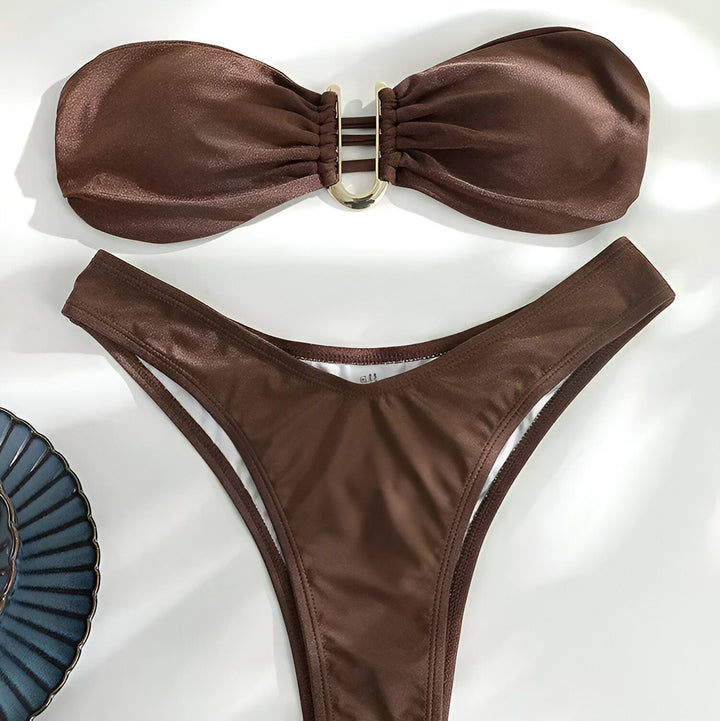 Ensemble de bikini marron, haut bandeau avec détail doré, bas échancré. Mode été, vêtements de plage tendance.