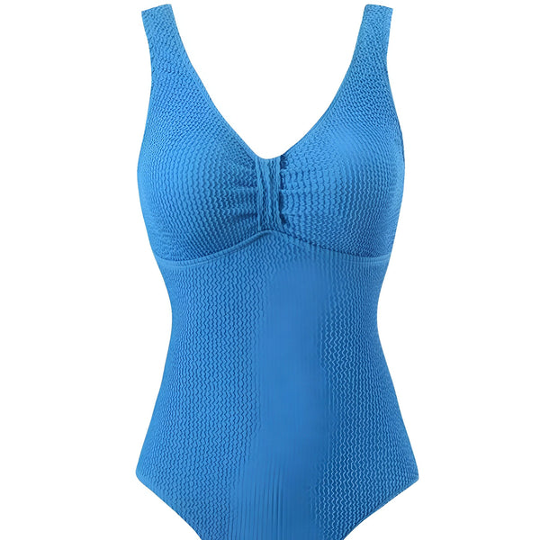 Vue arrière d'une femme portant un maillot de bain bleu texturé avec une bretelle épaisse. Elle a un bracelet doré. Style été, tendance mode plage.