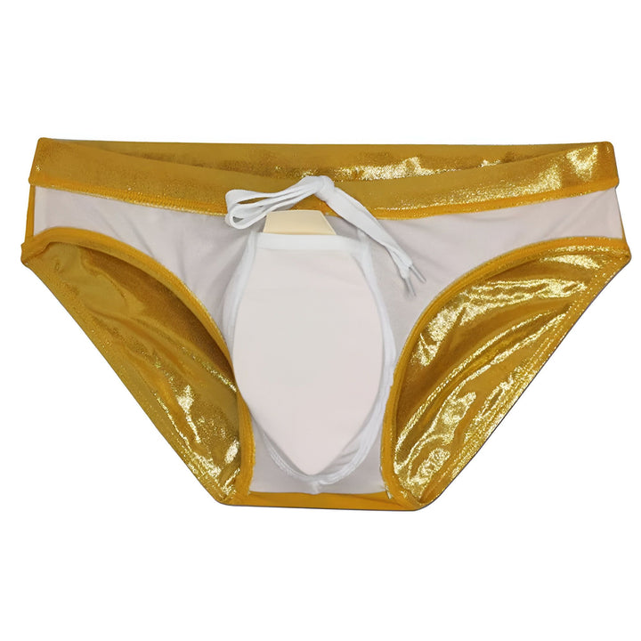 Homme musclé en slip rouge brillant, torse nu avec tatouages sur les bras. Corps sculpté, abdominaux apparents. Sous-vêtement de bain pour homme.