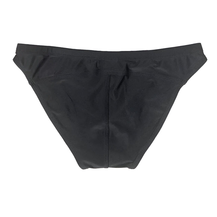 Homme au torse nu portant un slip de bain noir avec des anneaux métalliques. Corps musclé et bronzé.