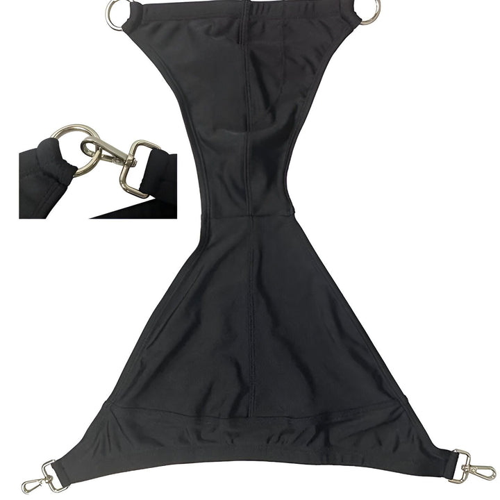 Gros plan d'un homme musclé portant un slip de bain noir avec des anneaux en métal. Il a un teint bronzé. Le fond est blanc.