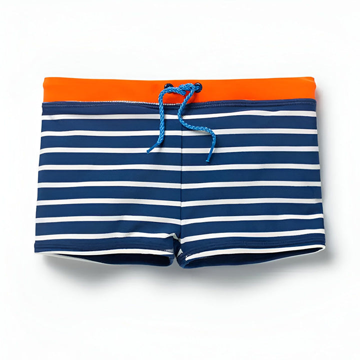 Short de bain pour enfant bleu avec des motifs de requins blancs et gris. Cordon de serrage jaune fluo à la taille. Idéal pour la plage ou la piscine.