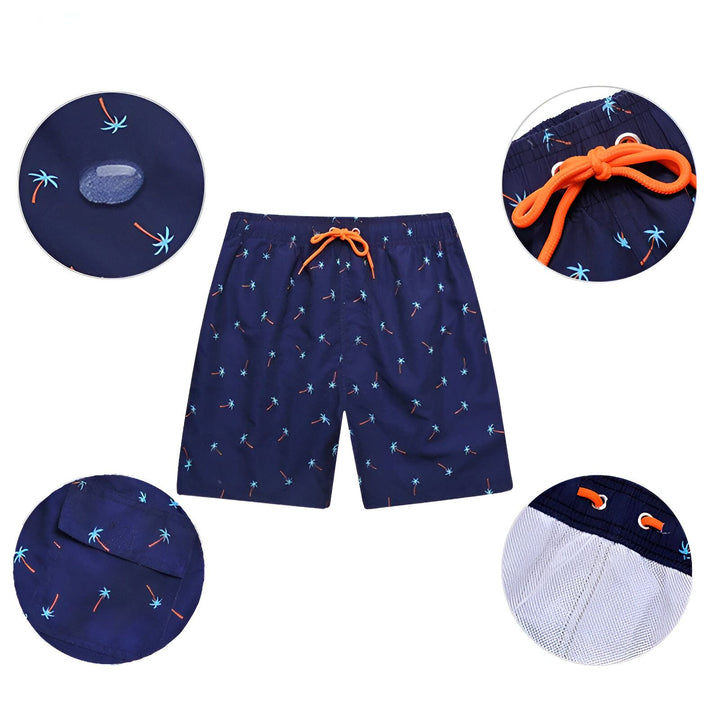 Short de bain marine avec motif de palmiers bleus et oranges. Poche arrière visible. Vêtement de plage idéal pour l'été.
