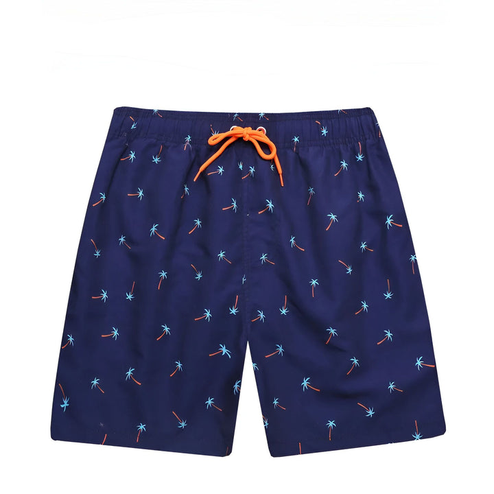 Homme torse nu portant un short de bain bleu marine avec des motifs de palmiers. Aperçu de l'avant et de l'arrière du short. Cordon de serrage orange. Style décontracté et estival.
