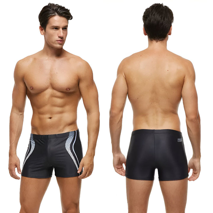 Un homme musclé en maillot de bain bleu avec des motifs blancs et bleus.