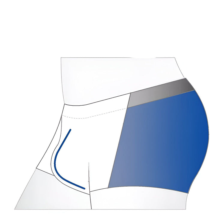 Homme portant un slip de bain noir avec motif nid d'abeilles sur le côté, mettant en valeur sa silhouette.