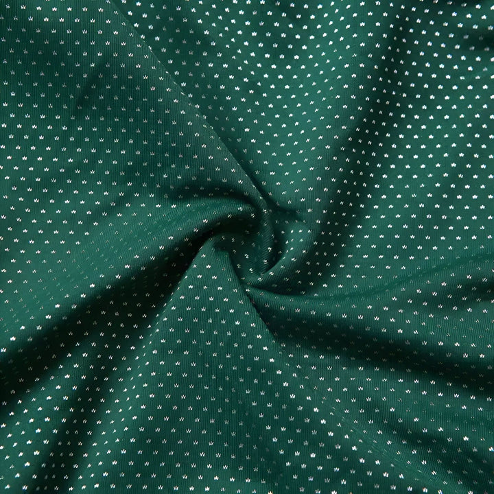 Homme torse nu en maillot de bain bleu clair avec cordon blanc. Il a des tatouages sur le bras gauche. Muscles abdominaux visibles. Fond blanc.