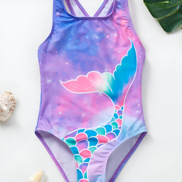 Gros plan d'un bas de maillot de bain pour enfant. Il est coloré avec un motif d'écailles de sirène aux tons de rose, bleu, violet et turquoise. Détails des coutures violettes.
