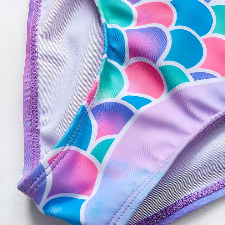 Maillot de bain une pièce enfant avec motif galaxie et queue de sirène colorée. Idéal pour la plage ou la piscine. Vêtement d'été tendance et confortable.