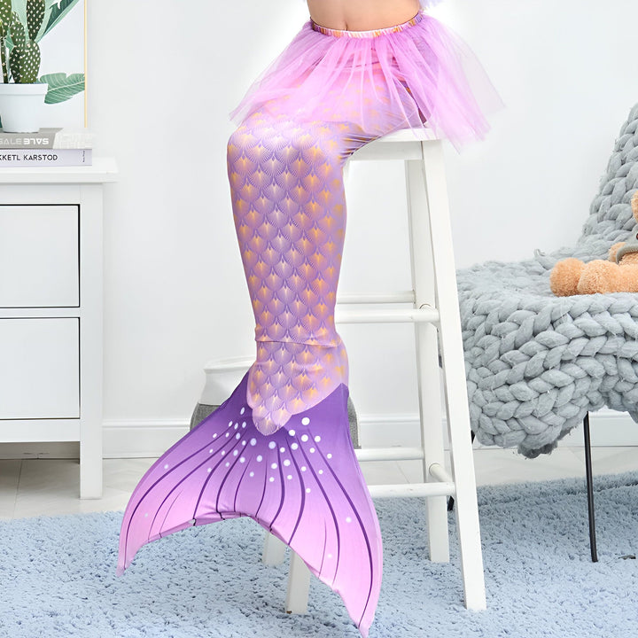 Costume de sirène pour enfant, avec queue violette et or, haut de bikini à volants, et slip assorti. Ensemble de déguisement idéal pour jouer ou pour la plage.