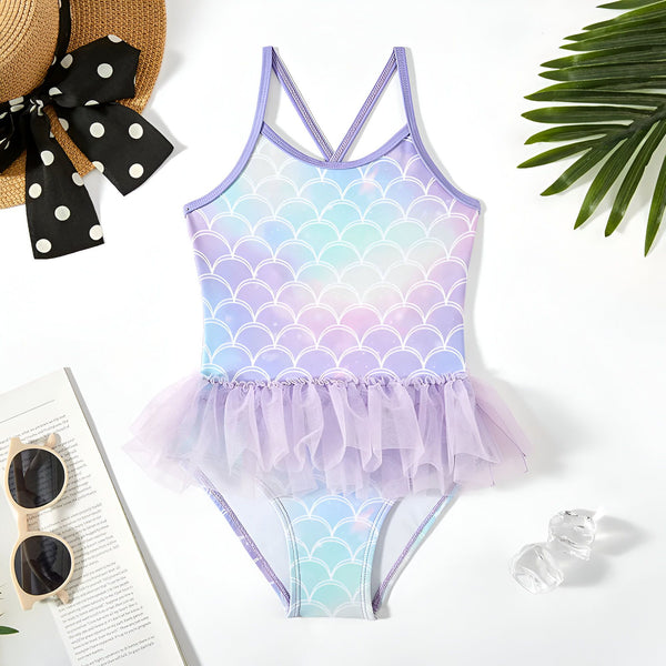 Fond pastel avec motif d'écailles blanches superposées, évoquant une queue de sirène. Dégradé de couleurs douces: rose, violet, bleu clair et vert d'eau. Réfractions lumineuses et texture légèrement brillante.