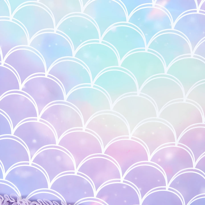 Maillot de bain une pièce pour enfant avec motif écailles de sirène, jupon en tulle violet. Chapeau de paille, lunettes de soleil, livre et décorations estivales. Idéal pour la plage et la piscine. Vêtement de bain tendance pour filles.