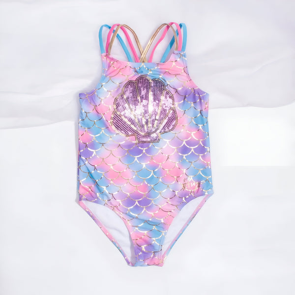 Maillot de bain une pièce pour enfant avec motif écailles de sirène en rose, violet et bleu. Bretelles croisées au dos en rose, bleu et doré.