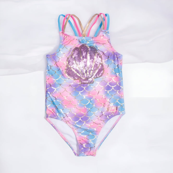 Maillot de bain une pièce pour enfant avec motif écailles de sirène en rose, violet et bleu. Bretelles croisées au dos en rose, bleu et doré.