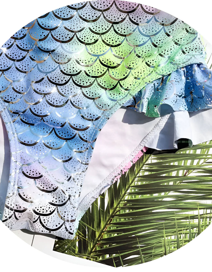 Maillot de bain enfant à motif écailles de sirène, couleurs pastel, dos croisé. Chapeau de soleil, cerise, feuille de palmier. Vêtement de plage pour fille, été.