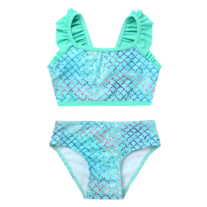 Vue rapprochée d'un maillot de bain turquoise avec des écailles irisées et des volants décoratifs. Mode enfantine pour l'été.