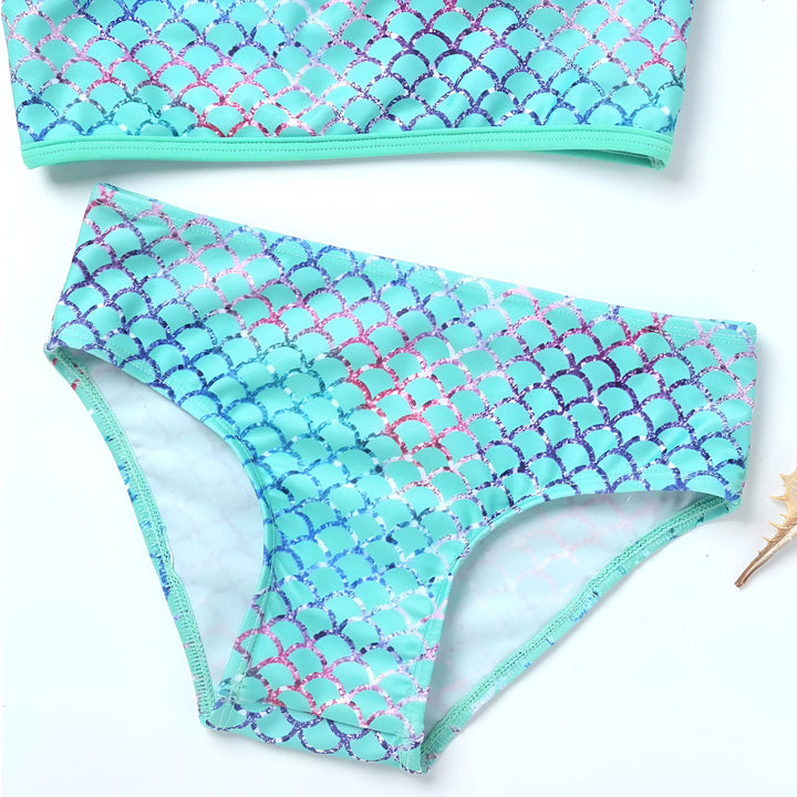 Maillot de bain deux pièces pour enfant, motif écailles de sirène turquoise et bleu avec volants aux bretelles. Idéal pour la plage et la piscine. Vêtement de bain tendance pour filles.