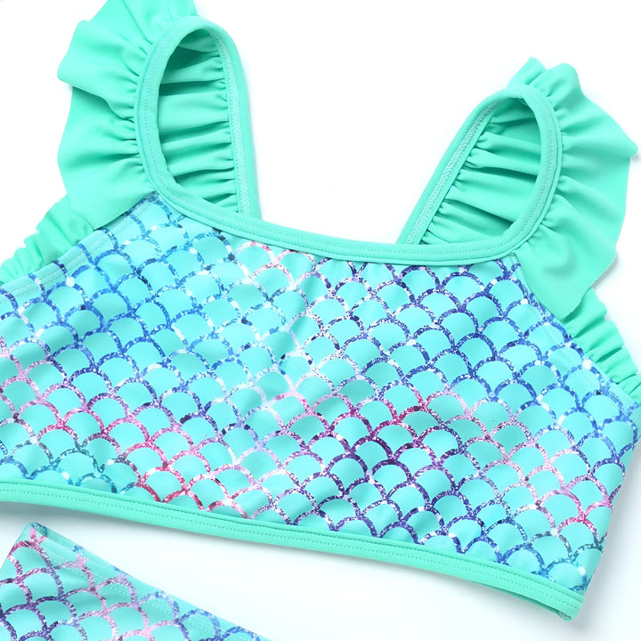 Ensemble de maillot de bain 2 pièces pour fille. Haut court vert d'eau à volants avec motif écailles de sirène brillantes. Culotte assortie taille haute. Parfait pour l'été et la plage.