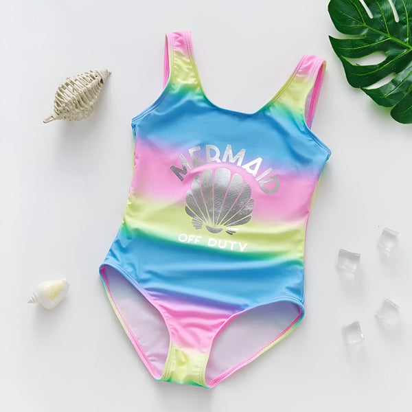Maillot de bain une pièce multicolore pour enfant, avec coquillages et feuille tropicale sur fond blanc. Idéal pour la plage ou la piscine. Vêtements d'été pour filles.