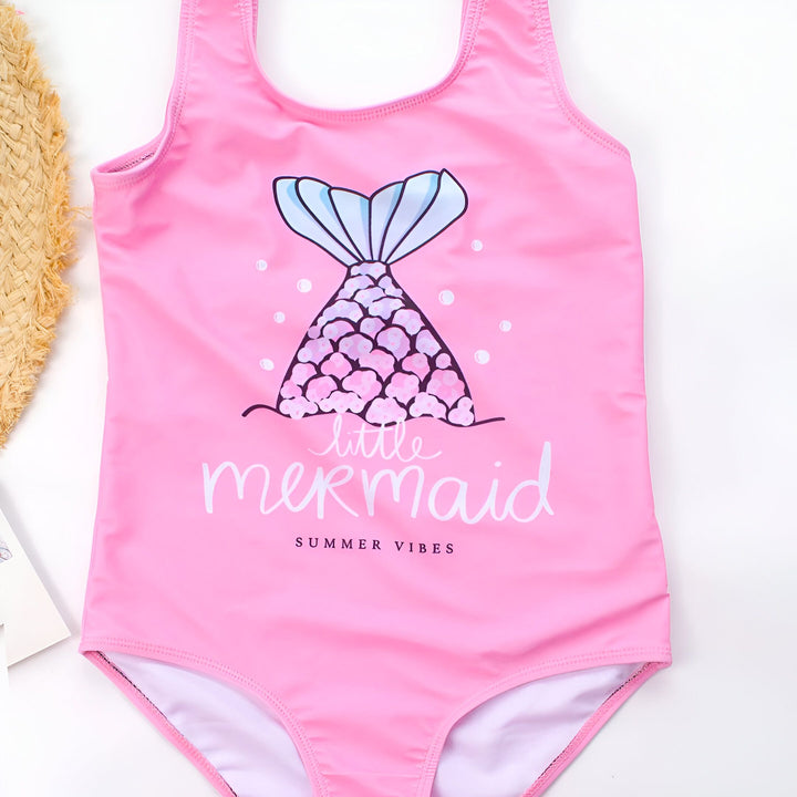 Dessin d'une queue de sirène sur fond rose avec des bulles. Inscription "little". Design enfantin et mignon. Idéal pour vêtements et accessoires pour enfants.