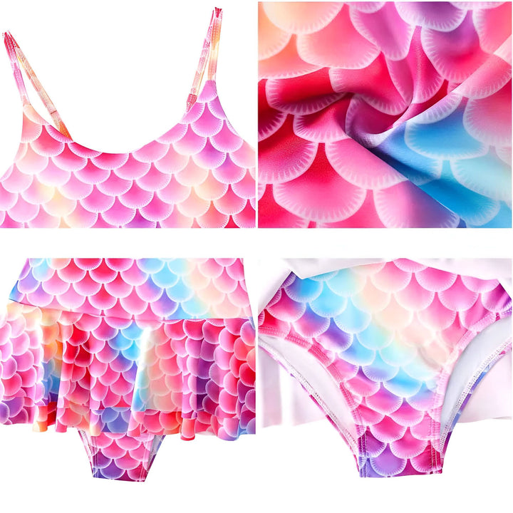 Gros plan d'un maillot de bain deux pièces pour fille à motif écailles de sirène, aux couleurs vives rose, violet, bleu et jaune, avec un haut à fines bretelles et une jupe intégrée sur le bas.