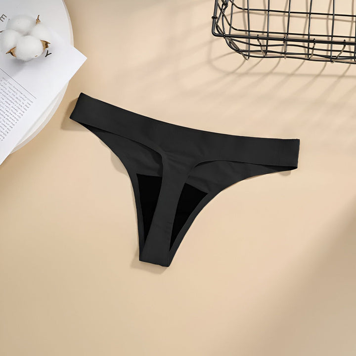 Dessous féminin de couleur noire, string minimaliste, lingerie confortable et invisible.