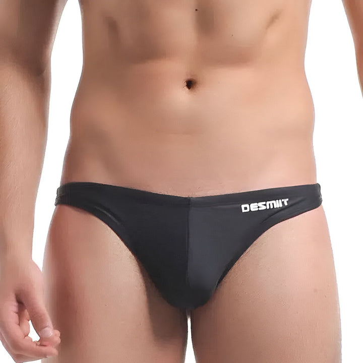 Gros plan sur un homme portant un slip de bain bleu turquoise. Sous-vêtement de bain masculin, collection été, mode plage. Vêtement de bain pour homme.