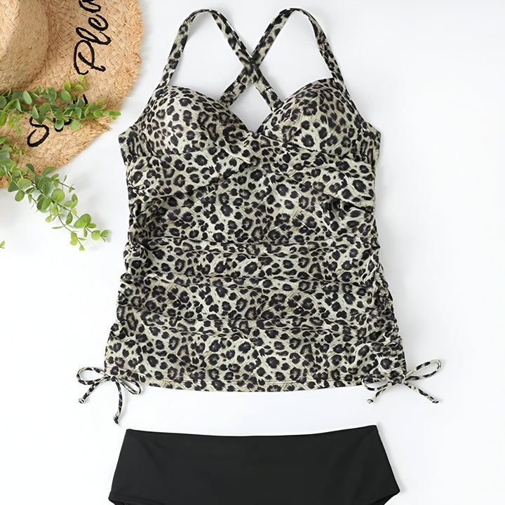 Maillot de bain deux pièces pour femme, haut tankini à motif léopard et bas noir uni.