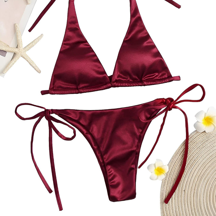 Maillot de bain deux pièces rose vif en satin, composé d'un haut triangle à fines bretelles et d'une culotte à nouer sur les côtés. Idéal pour la plage et la piscine.