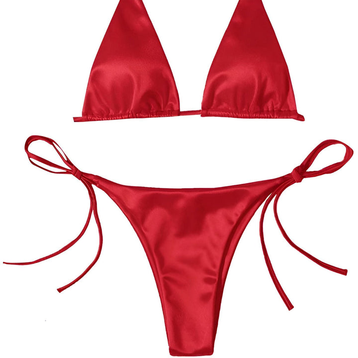 Maillot de bain deux pièces turquoise en satin avec haut triangle à nouer au cou et culotte à nouer sur les côtés.