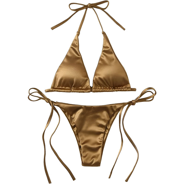 Un bikini en satin vert émeraude avec des liens fins, posé à plat avec un chapeau de paille et des tulipes blanches à côté.