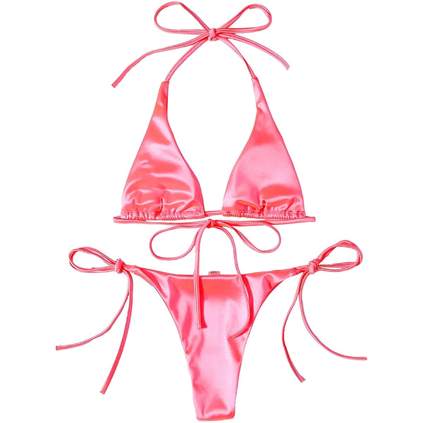 Image d'un bikini bordeaux en satin avec étoile de mer et fleurs, style plage.