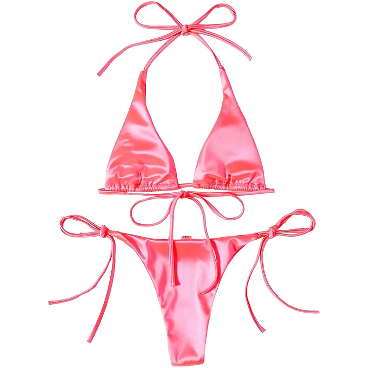 Image d'un bikini bordeaux en satin avec étoile de mer et fleurs, style plage.
