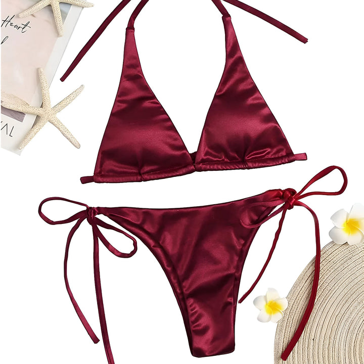 Image d'un bikini bleu satiné deux pièces avec un haut triangle à nouer et une culotte brésilienne, idéal pour l'été et la plage.