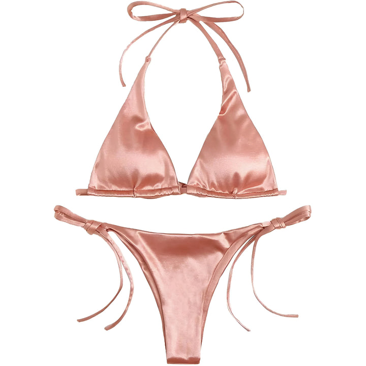 Image d'un bikini rouge en satin, composé d'un haut triangle à nouer autour du cou et dans le dos, et d'une culotte string à nouer sur les côtés. Idéal pour l'été et la plage, ce maillot de bain est à la fois élégant et sexy.