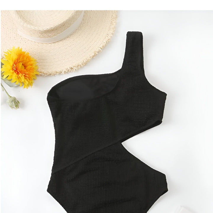 Maillot de bain une pièce vert fluo côtelé avec une découpe sur le côté, porté par une femme. Vêtement de plage tendance pour l'été.