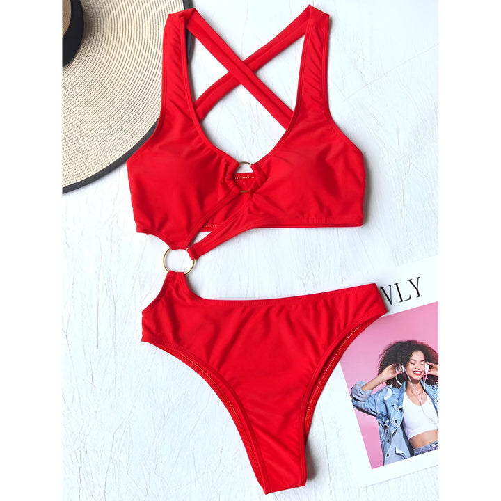 Image d'un maillot de bain deux pièces bleu vif avec des détails à anneaux, accompagné d'un chapeau de paille élégant. Ensemble de plage tendance pour l'été.