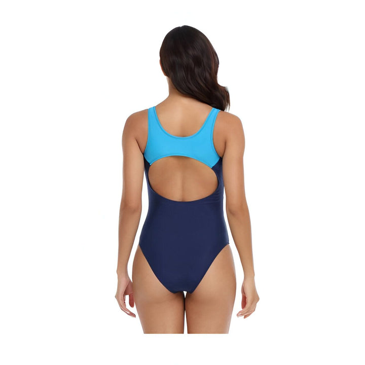 Vue arrière d'une femme portant un maillot de bain une pièce bleu et turquoise avec une découpe dans le dos.