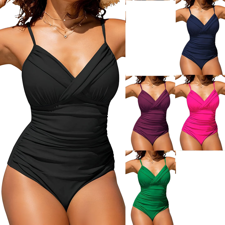 Femme portant un maillot de bain une pièce fuchsia. Elle porte un chapeau de paille, des colliers et un bracelet. Elle a les bras levés au dessus de la tête.