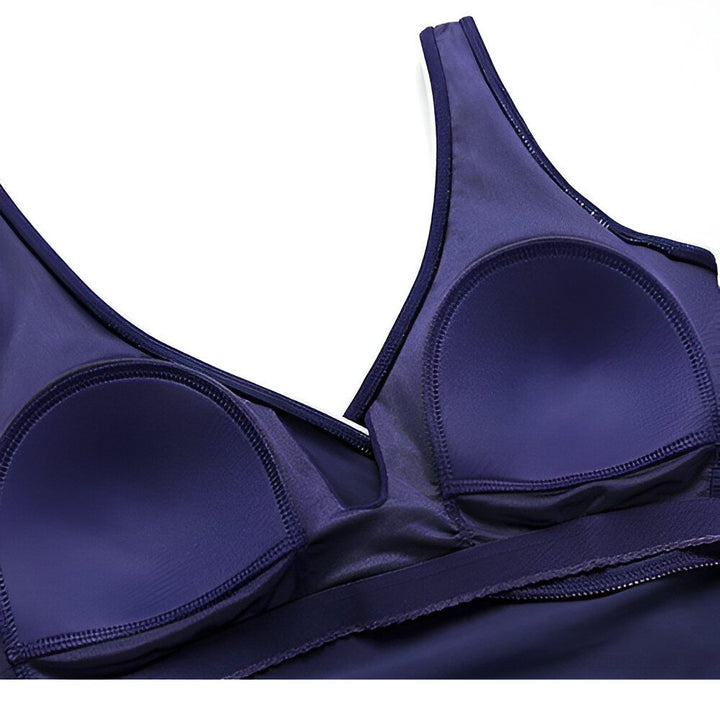 Maillot de bain une pièce violet foncé avec bordure blanche sur fond blanc. Idéal pour la plage ou la piscine.