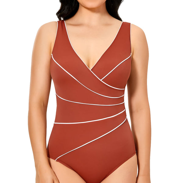 Vue arrière d'une femme portant un maillot de bain une pièce bleu avec des bordures turquoise, montrant son dos nu et une partie de ses cheveux courts et bruns. Elle porte des bracelets à son poignet.