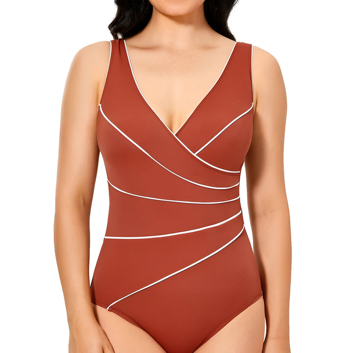 Vue arrière d'une femme portant un maillot de bain une pièce bleu avec des bordures turquoise, montrant son dos nu et une partie de ses cheveux courts et bruns. Elle porte des bracelets à son poignet.